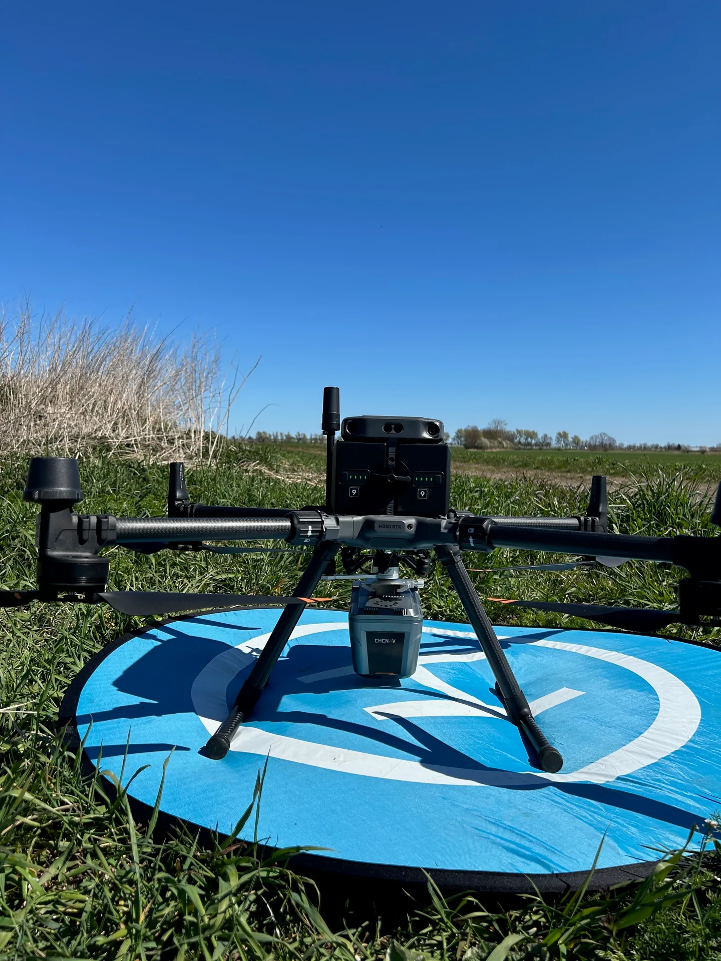 DJI Matrice 350 RTK z systemem pomiarowym podczas pracy LMT w terenie
